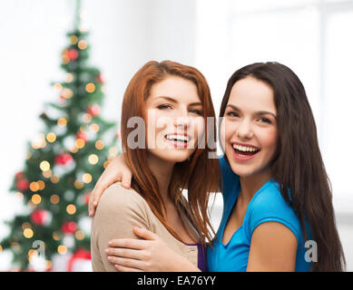 lächelnde Mädchen im Teenageralter umarmt Stockfoto