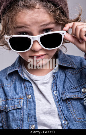 Kleiner Junge trendige weiße Sonnenbrille Mode Stockfoto