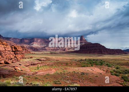 Dunkle Wolken über Buntsandstein-Landschaft. Arches-Nationalpark, Utah, USA. Stockfoto