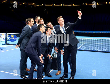 London, UK. 7. November 2014. Tomas Berdych (1., R) der Tschechischen Republik nimmt eine Gruppe Selfie mit anderen Tennisspielern vor die Barclays ATP World Tour Finals in der O2 Arena in London, Großbritannien, am 7. November 2014. Bildnachweis: Han Yan/Xinhua/Alamy Live-Nachrichten Stockfoto