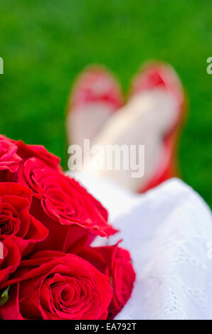 Close-up Schuss von Strauß roter Rosen in der Braut-Runde Stockfoto