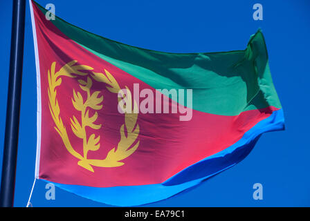 Eritrea Flagge und blauer Himmel Stockfoto