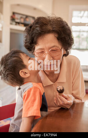Enkel küssen Großmutter im Speisesaal (2-3) Stockfoto