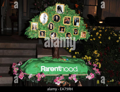 Los Angeles, Kalifornien, USA. 7. November 2014. Elternschaft Kuchen auf die "Elternschaft '' 100. Episode Kuchen schneiden Feier am 7. November 2014 in den Universal Studios in Universal City, Kalifornien statt. 2014-Credit: D. Long/Globe Fotos/ZUMA Draht/Alamy Live-Nachrichten Stockfoto