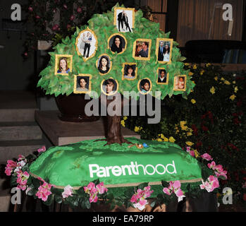 Los Angeles, Kalifornien, USA. 7. November 2014. Elternschaft Kuchen auf die "Elternschaft '' 100. Episode Kuchen schneiden Feier am 7. November 2014 in den Universal Studios in Universal City, Kalifornien statt. 2014-Credit: D. Long/Globe Fotos/ZUMA Draht/Alamy Live-Nachrichten Stockfoto