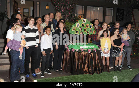 Los Angeles, Kalifornien, USA. 7. November 2014. Elternschaft werfen auf die "Elternschaft '' 100. Episode Kuchen schneiden Feier am 7. November 2014 in den Universal Studios in Universal City, Kalifornien statt. 2014-Credit: D. Long/Globe Fotos/ZUMA Draht/Alamy Live-Nachrichten Stockfoto