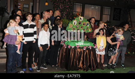 Los Angeles, Kalifornien, USA. 7. November 2014. Elternschaft werfen auf die "Elternschaft '' 100. Episode Kuchen schneiden Feier am 7. November 2014 in den Universal Studios in Universal City, Kalifornien statt. 2014-Credit: D. Long/Globe Fotos/ZUMA Draht/Alamy Live-Nachrichten Stockfoto