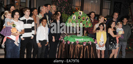 Los Angeles, Kalifornien, USA. 7. November 2014. Elternschaft werfen auf die "Elternschaft '' 100. Episode Kuchen schneiden Feier am 7. November 2014 in den Universal Studios in Universal City, Kalifornien statt. 2014-Credit: D. Long/Globe Fotos/ZUMA Draht/Alamy Live-Nachrichten Stockfoto