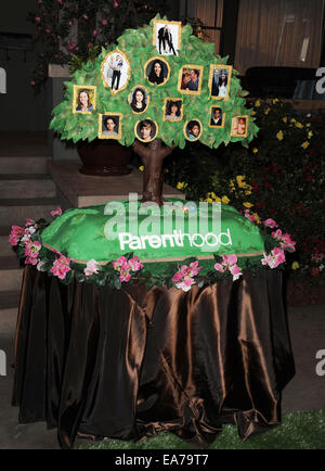 Los Angeles, Kalifornien, USA. 7. November 2014. Elternschaft Kuchen auf die "Elternschaft '' 100. Episode Kuchen schneiden Feier am 7. November 2014 in den Universal Studios in Universal City, Kalifornien statt. 2014-Credit: D. Long/Globe Fotos/ZUMA Draht/Alamy Live-Nachrichten Stockfoto