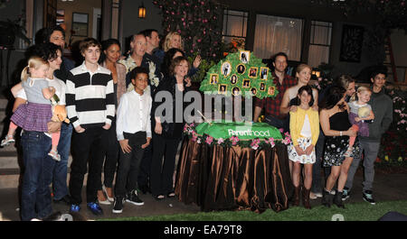 Los Angeles, Kalifornien, USA. 7. November 2014. Elternschaft werfen auf die "Elternschaft '' 100. Episode Kuchen schneiden Feier am 7. November 2014 in den Universal Studios in Universal City, Kalifornien statt. 2014-Credit: D. Long/Globe Fotos/ZUMA Draht/Alamy Live-Nachrichten Stockfoto