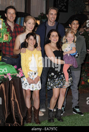 Los Angeles, Kalifornien, USA. 7. November 2014. Elternschaft werfen auf die "Elternschaft '' 100. Episode Kuchen schneiden Feier am 7. November 2014 in den Universal Studios in Universal City, Kalifornien statt. 2014-Credit: D. Long/Globe Fotos/ZUMA Draht/Alamy Live-Nachrichten Stockfoto