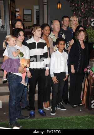 Los Angeles, Kalifornien, USA. 7. November 2014. Elternschaft werfen auf die "Elternschaft '' 100. Episode Kuchen schneiden Feier am 7. November 2014 in den Universal Studios in Universal City, Kalifornien statt. 2014-Credit: D. Long/Globe Fotos/ZUMA Draht/Alamy Live-Nachrichten Stockfoto
