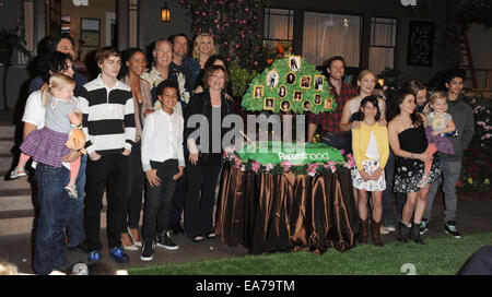 Los Angeles, Kalifornien, USA. 7. November 2014. Elternschaft werfen auf die "Elternschaft '' 100. Episode Kuchen schneiden Feier am 7. November 2014 in den Universal Studios in Universal City, Kalifornien statt. 2014-Credit: D. Long/Globe Fotos/ZUMA Draht/Alamy Live-Nachrichten Stockfoto
