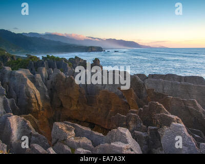 Pancake Rocks in Punakaiki, gesehen vom Aussichtspunkt, West Coast, Südinsel, Neuseeland Stockfoto