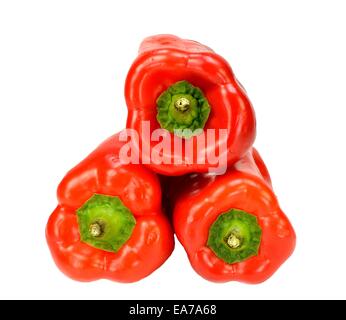 Drei rote Paprika auf einem weißen Hintergrund. Stockfoto