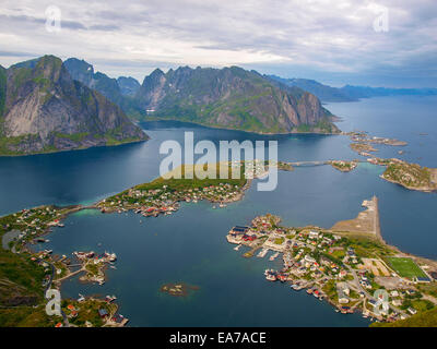 Blick vom Reinebringen auf das Fischerdorf Reine auf Moskenesoya, Lofoten mit der Fjord Kjerkfjord im Hintergrund. Stockfoto