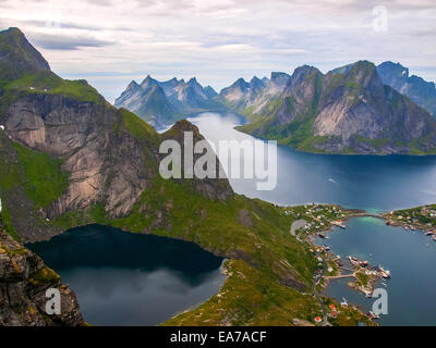 Blick vom Reinebringen auf das Fischerdorf Reine auf Moskenesoya, Lofoten mit der Fjord Kjerkfjord im Hintergrund. Stockfoto