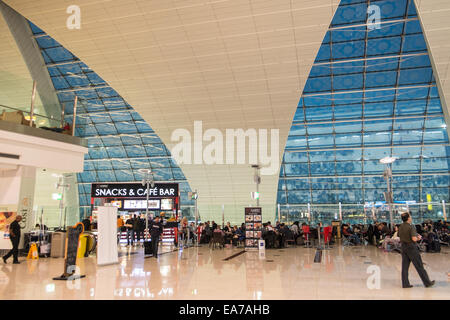 Innere des Flughafen-terminal-Gebäude am Dubai International Airport, Flughafen Dubai, Vereinigte Arabische Emirate, VAE, Naher Osten. Stockfoto