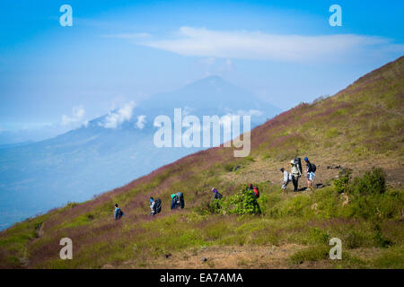 Lokale Kletterer am Mount Guntur, West-Java. Im Hintergrund ist Mount Cikuray. Stockfoto