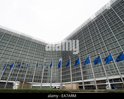 Europäische Union Flaggen vor dem Berlaymont-Gebäude, Sitz der Europäischen Kommission in Brüssel, Belgien, Europa Stockfoto