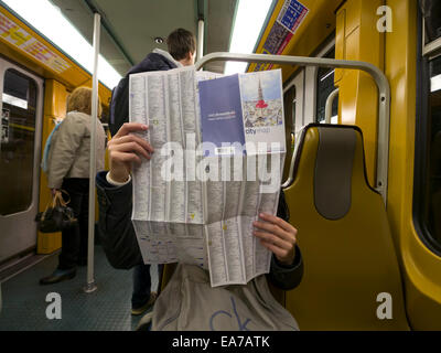 Touristen auf der Suche auf einen Stadtplan von Brüssel während der Fahrt mit der u-Bahn Stockfoto