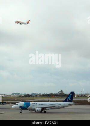 EasyJet Flugzeug abheben, während ein SATA-Flugzeug wiederum auf dem Laufsteg wartet Stockfoto