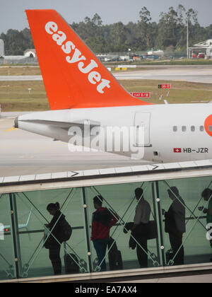 Fluggästen neben EasyJet Flugzeug auf der Landebahn des Flughafens Stockfoto