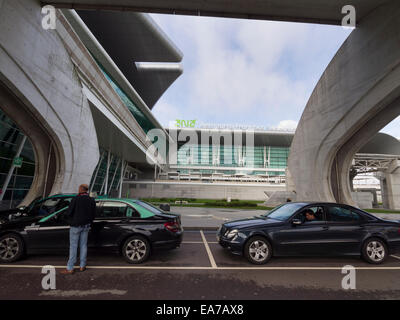 Taxi vor dem Sá Carneiro Flughafen in Porto, Portugal Stockfoto