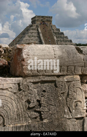 Maya-Skulpturen vor den Tempel der Kukulkan (El Castillo), Chichen Itza Ruinen, Riviera Maya, Halbinsel Yucatan, Mexiko Stockfoto