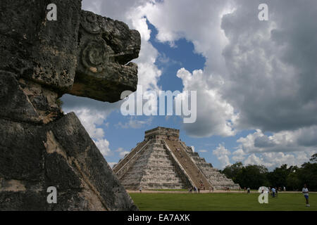 Schlange den Kopf Wasserspeier und der Tempel der Kukulkan (El Castillo) in den Maya-Ruinen von Chichen Itza, Halbinsel Yucatan, Mexiko Stockfoto