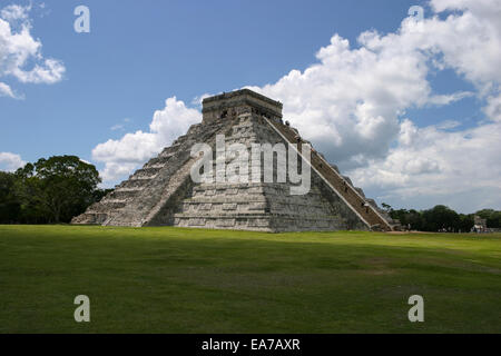 Tempel der Kukulkan (El Castillo) in den Ruinen von Chichen Itza an der Riviera Maya, Halbinsel Yucatan, Mexiko Stockfoto