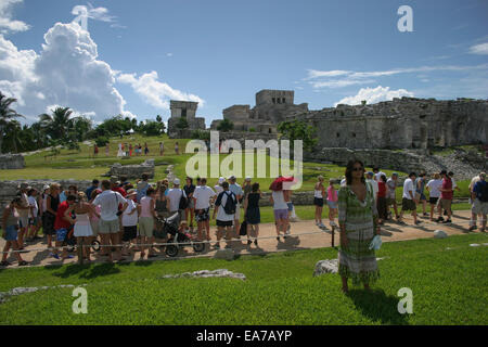 Touristen besuchen die Maya-Ruinen von Tulum, Mexiko Stockfoto