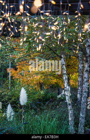 Lichter hängen von den Sparren ein Café-Terrasse an einem frühen Abend im Herbst im Stone Mountain Park in Atlanta, Georgia. Stockfoto