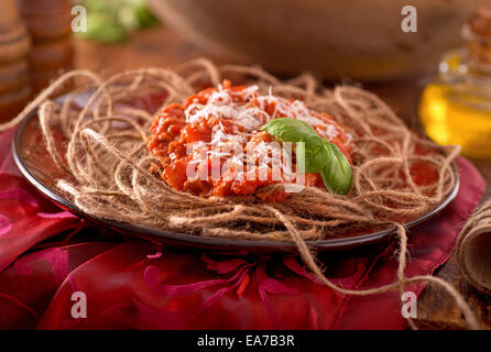 Food-Humor-Konzept mit Spaghetti Abendessen mit Schnur gemacht. Stockfoto