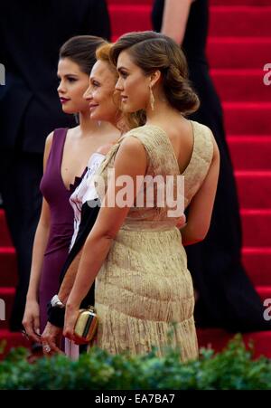 "Charles James: über die Mode hinaus" Costume Institute Gala im Metropolitan Museum of Art - vor der Ankunftshalle mit: Selena Gomez, Jessica Alba wo: New York City, New York, Vereinigte Staaten, wann: 5. Mai 2014 Stockfoto