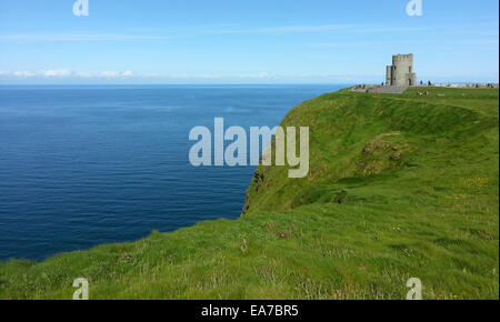 County Clare, Irland. 25. Mai 2014. Die Cliffs of Moher im County Clare erstrecken sich über 8km (5miles), entlang der atlantischen Küste des County Clare im Westen Irlands und Reichweite 214m (702 Fuß) an ihrer höchsten Stelle bei Knockardakin. Die Cliffs of Moher befindet sich fast auf halbem Weg entlang dieser spektakulären Klippen und die Website ist Heimat für eine umweltfreundliche Besucherzentrum in den Hang, O'Brien es Turm gesetzt. O'Briens Tower wurde im Jahre 1835 von Cornelius O' Brien, ein Nachkomme von Brian Boru, der Hochkönig von Irland gebaut. © Kevin E. Schmidt/ZUMA Draht/Alamy Live-Nachrichten Stockfoto