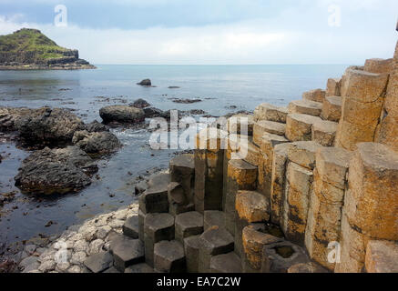 Bushmills, COUNTY ANTRIM, Irland. 26. Mai 2014. Der Giant's Causeway (bekannt als ClochÃ¡n ein Aifir oder ClochÃ¡n Na bhFomhÃ³rach in Irisch) ist eine Fläche von ca. 40.000 ineinandergreifende Basaltsäulen, das Ergebnis einer alten vulkanischen Eruption. Es liegt in der Grafschaft Antrim auf der nordöstlichen Küste Nordirlands, ungefähr drei Meilen (4,8 km) nordöstlich von der Stadt Bushmills. Es wurde 1987 zum Weltkulturerbe von der UNESCO im Jahr 1986 und einen nationalen Charakter behalten vom Umweltministerium für Nordirland erklärt. © Kevin E. Schmidt/ZUMA Draht/Alamy Live-Nachrichten Stockfoto