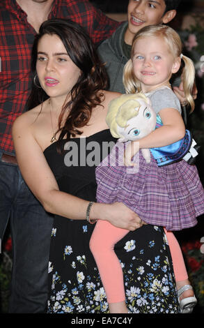 Los Angeles, Kalifornien, USA. 7. November 2014. MAE WHITMAN an die "Elternschaft" 100. Episode Kuchen schneiden fest in den Universal Studios. Bildnachweis: D. Long/Globe Fotos/ZUMA Draht/Alamy Live-Nachrichten Stockfoto