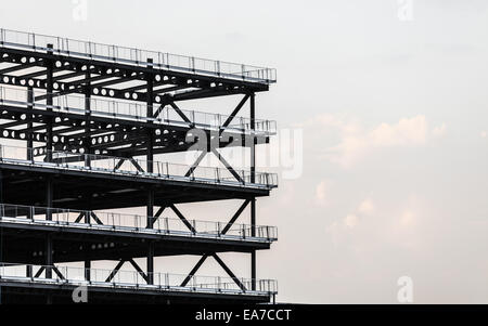 Baustelle. Stahlkonstruktion aus Metall Träger Skelett eines modernen Neubaus Stockfoto