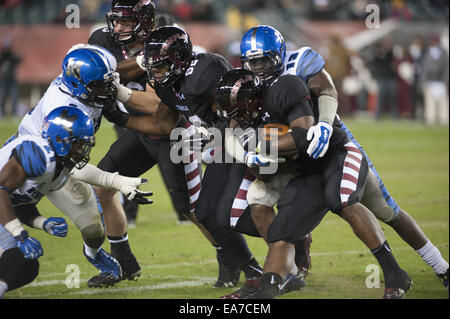 Philadelphia, Pennsylvania, USA. 7. November 2014. Des Tempels RB, KENNETH HARPER (4) wird von der Memphis-Verteidigung in Lincoln Financial Field in Philadelphia PA Memphis beat Tempel 16-13 auf einem letzten zweiten Field Goal Kredit angegangen: Ricky Fitchett/ZUMA Draht/Alamy Live News Stockfoto