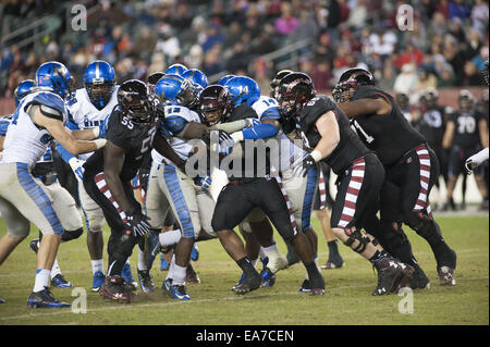 Philadelphia, Pennsylvania, USA. 7. November 2014. Des Tempels RB, KENNETH HARPER (4) wird von der Memphis-Verteidigung in Lincoln Financial Field in Philadelphia PA Memphis beat Tempel 16-13 auf einem letzten zweiten Field Goal Kredit angegangen: Ricky Fitchett/ZUMA Draht/Alamy Live News Stockfoto