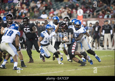 Philadelphia, Pennsylvania, USA. 7. November 2014. Des Tempels RB, KENNETH HARPER (4) wird von der Memphis-Verteidigung in Lincoln Financial Field in Philadelphia PA Memphis beat Tempel 16-13 auf einem letzten zweiten Field Goal Kredit angegangen: Ricky Fitchett/ZUMA Draht/Alamy Live News Stockfoto