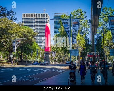 Sydney, Australien. 8. Nov, wickelte 2014.The Obelisk am Hyde Park in ein 18m rosa Kondom als Sen von Elizabeth Street in Sydney. Bildnachweis: MediaServicesAP/Alamy Live-Nachrichten Stockfoto