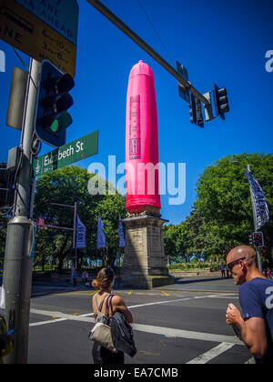 Sydney, Australien. 8. November 2014. Fußgänger-Pass-von der Obelisk am Hyde Park, eingewickelt in ein 18m rosa Kondom. Bildnachweis: MediaServicesAP/Alamy Live-Nachrichten Stockfoto