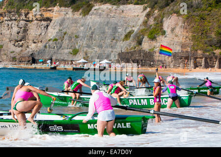 Bilgola BeachSydney konkurrieren Surf Rescue Rettungsboote in den 14/15 Meisterschaftsrennen, Australien Stockfoto