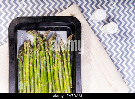 Frischer Spargel mit Salz, Pfeffer und Öl bereit, gegrillt oder gebraten werden Speere Stockfoto