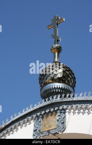 Metallisches Silber Kreuz auf der Spitze der orthodoxen Kirche Stockfoto