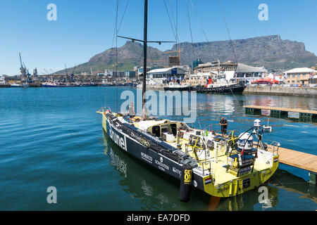 Brüel-Race-Team arbeitet auf dem Boot in Cape Town, Südafrika Stockfoto