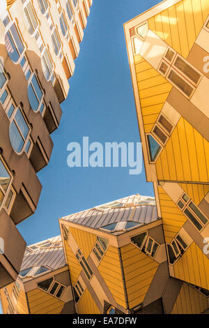 Niedrigen Winkel Ansicht des Cube Häuser (rechts) in Rotterdam, Zuid-Holland, Niederlande, entworfen vom Architekten Piet Blom. Stockfoto