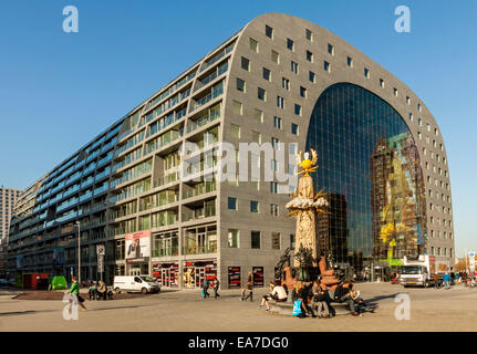 Außenansicht der neuen Markthalle oder im niederländischen Markthal Rotterdam in Rotterdam, Zuid-Holland, Niederlande. Stockfoto